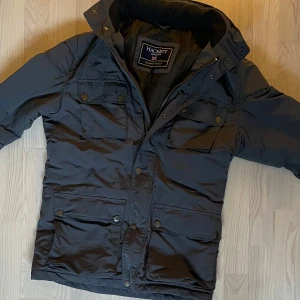 Svart field jacket från hacket london - Tjena jag säljer min field jacket från hacket london, självklart har den inga defekter. PRISET KAN DISKUTERAS VID SNABBT KÖP💯 Fraktar 0-1 dag efter köpet. Passar från 175-184