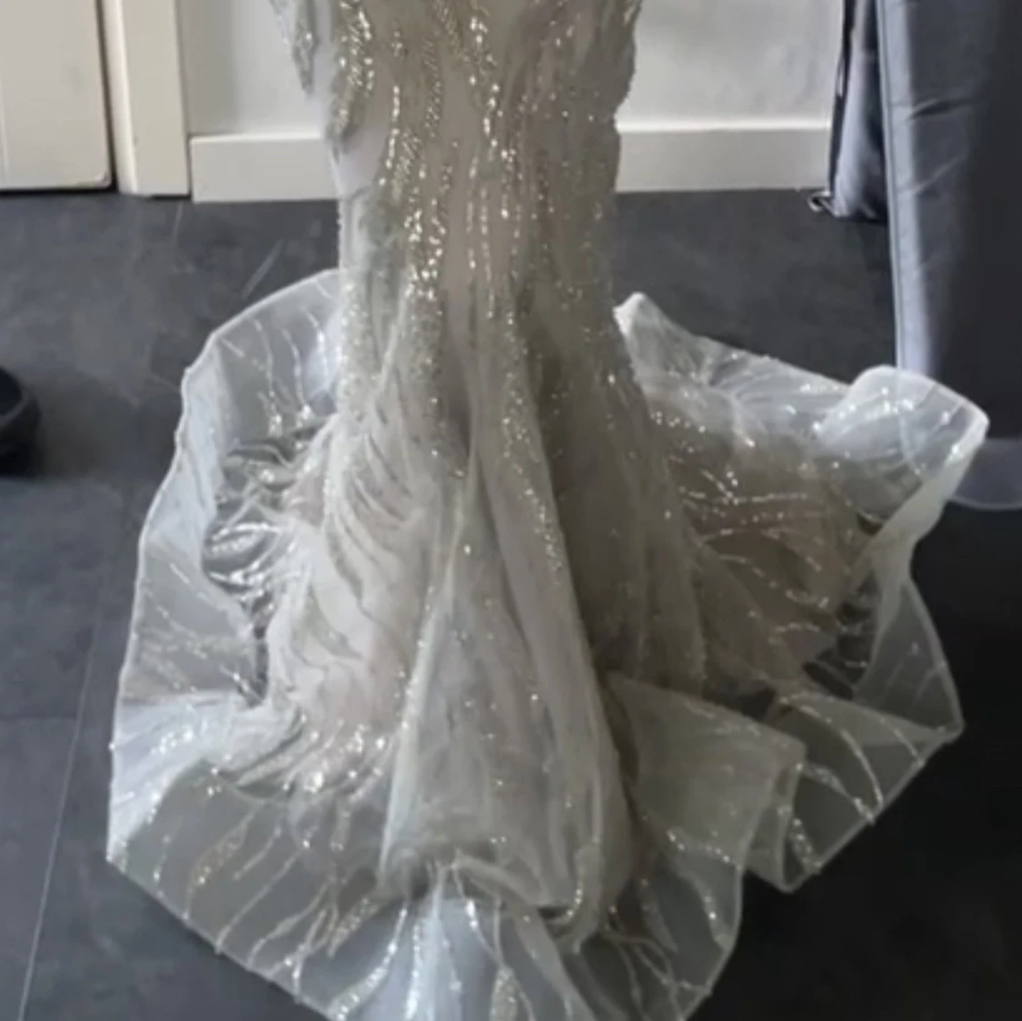 Glittrig axelbandslös långklänning - 2