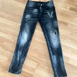 dsquared2 - Jag säljer mina dsquared eftersom att de har blivit lite små. De är lite använda men inget märkbart. Storleken på byxorna är 32/32 