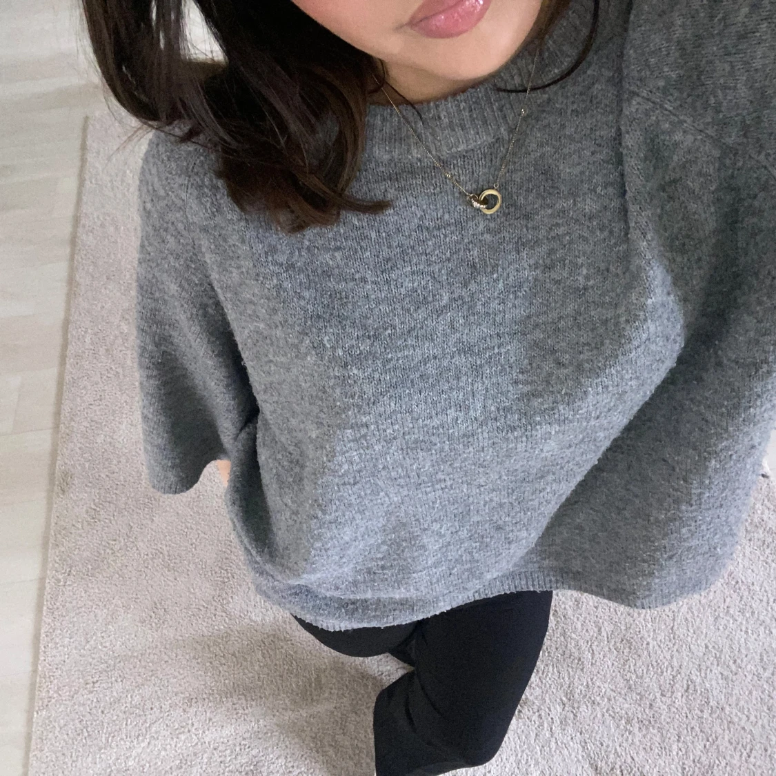 Grå stickad tröja - 1