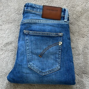 Blå dondup jeans - Skick: 9/10 - Storlek: 30 ungefär, framgår inte på jeansen så rekommenderar att kolla måtten- Längd:98cm Midja:40cm ben:14cm - Nypris: 2500kr+