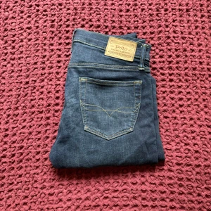 Ralph Lauren Jeans - Feta ralph lauren jeans i as bra skick. Säljes då jag börjat gilla rakare jeans. Modell på byxorna är Sullivan Slim. Storlek 30/32. Skriv för fler frågor. Nypris runt 1800 tror jag.