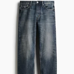Blå jeansbyxor från H&M - Klassiska blå jeansbyxor med en straight passform. De har en traditionell femficksdesign. Använda fåtal gånger. Inget slitage eller liknande.