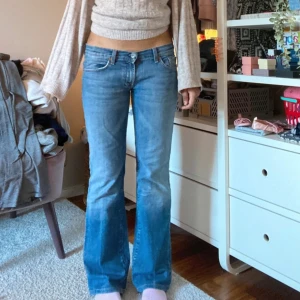 Blå bootcut jeans - Snygga blå bootcut jeans med låg midja, storlek 30 passar s/m. Dom är köpta på Sellpy och är används fåtal gånger. Midjemått rakt över - 40 innrrbenelänhd- 78 gren-19