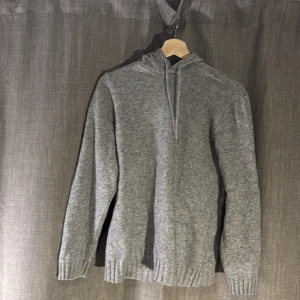 Stickad hoddie  - Nu säljer ja min stickade hoddie i Cashmere blandningi storlek M , skicket är 9/10 då den Inte kommer till användning, skriv vid första fundering endast 699!