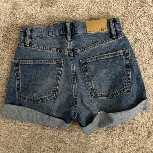 Jeansshorts  - Supersnygga shorts som har tyvärr blivit för små för mig. Inga defekter💞