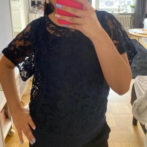 Mörkblå spetsblus - Fin tröja med spets💕