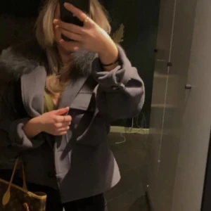 Grå meotine jacka - Superfin meotine jacka med pälsluva! Storlek XS/S! Inga deffekter!