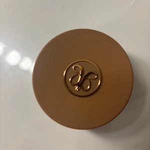 Cream Bronzer Amber - Snygg cream bronzer i nyansen Amber från Anastasia Beverly Hills. Aldrig använt bara provat en gång men blev inte nöjd med resultatet!💞