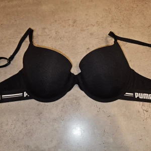 Puma t-shirt BH 70D - Nyskick! Använd en gång. Den är för liten för mig nu :( köpte för 250kr från Puma.