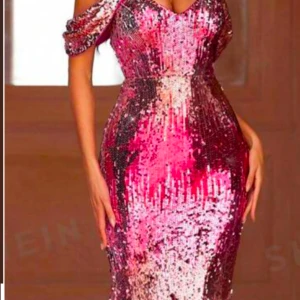 Glittrig rosa långklänning - Säljer en fantastisk glittrig långklänning i rosa nyanser. Klänningen har en offshoulder-design med smala axelband och en vacker öppen rygg. Perfekt för en glamorös kväll! Lite släp bak samt formas sig efter kroppen , passar S/M , helt ny och oanvänd , pris disk vid snabb affär 