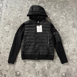 Moncler cardigan - Svart moncler cardigan. Helt ny aldrig använd✅ Storlek S, tags medföljer