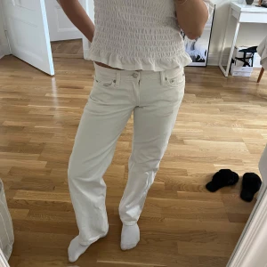 Vita jeans från Weekday - Snygga vita jeans från Weekday i modellen Arrow Low Straight. Passar någon med ganska korta ben, själv är jag 160💃
