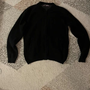 Svart zip up - Säljer en stilren svart zip upp från märket bitwear or Sweden , kostar runt 700 ny och har inte kommit till användning pga att det var för stor!
