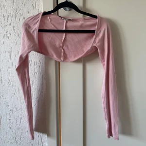 Rosa söt bolero - Säljer en söt rosa bolerotopp med långa. Använt en gång. Passar bra över klänningar eller toppar. Perfekt till våren och sommaren🌸 