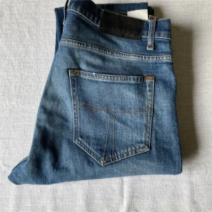 Blå jeansbyxor från tiger of sweden - Snygga blå jeansbyxor från tiden of sweden i modellen Pistolero. De har en klassisk femficksdesign och en bekväm passform. Perfekta för en avslappnad stil. 🕶️