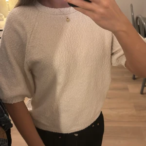 Vit tröja med trekvartsärm - Säljer en stilren creme vit/beige tröja med trekvartsärm. Tröjan har en mjuk och texturerad yta. Jättefin och passar perfekt till svarta jeans eller kostymbyxor. Storlek M men skulle säga Xs-S
