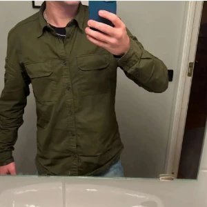 Cp company overshirt  - Tjena säljer nu min cp company overshirt som jag använt länge nu och börjar bli för liten, Skön overshirt och perfekt nu inför våren och sommaren. Kvittot hänger med vid köp.Tyvärr är det en skada på den som jag har sytt och inget man tänker på. Bara att skriva vid frågor. Hare gött.😊