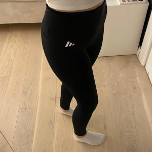 Adidas tränings byxor  - Super sköna tränings byxor från adidas med ficka på låret. 