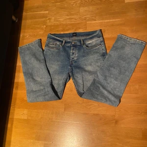 Montén jeans  - Ett par montén jeans 32W 30L, dom sitter väldigt skönt och det är regular fit byxor. 