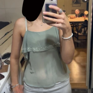 Fest topp från Zara - Intressekoll på denna fina fest topp från Zara, använd max 3 gånger, skriv för intresse och kan sicka flera bilder ! Inga defekter , bra sick !❤️💕💕