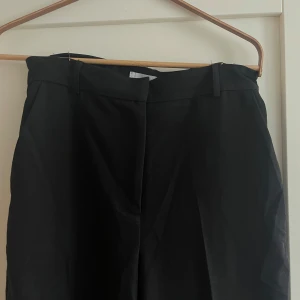 Basic kostymbyxor NA-KD  - SÄLJER Svarta kostymbyxor från kollektionen Angelica Blick x NA-KD i storlek 38. Använda men i gott skick. 