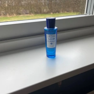 Arancia Di Capri - Aqua Di Parma Arancia Di capri, 30ml. Flaskan har en stilren design med en mörkblå kork och en etikett med text i vitt. Perfekt för den som älskar fräscha och marina dofter.