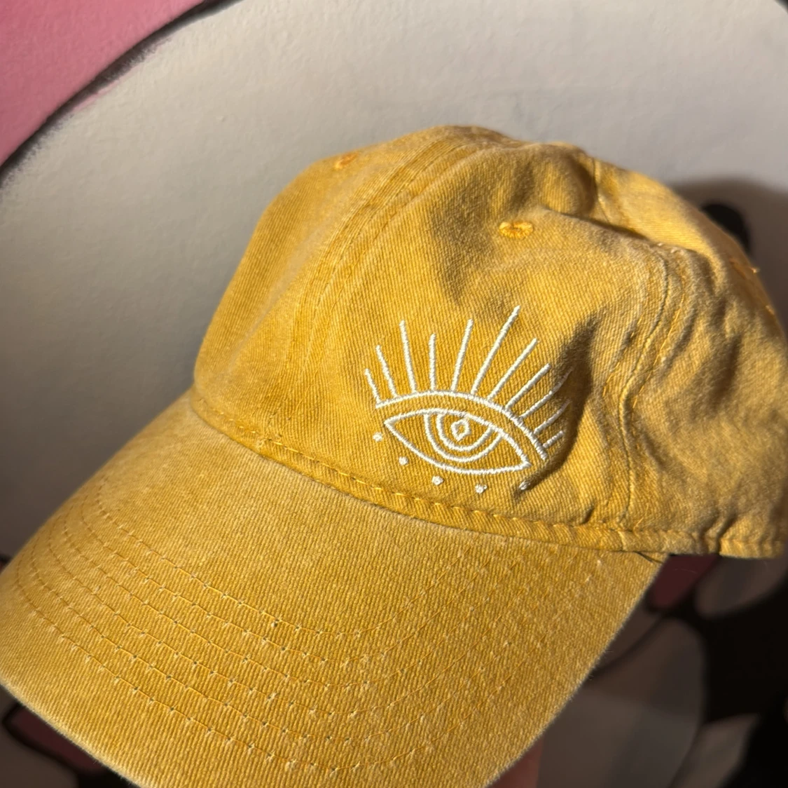 Gul keps med broderat öga - 1