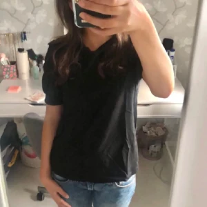 T-shirt - Säljer en svart bomulls t-shirt med puff vid ärmarna från VERO MODA, märket är ”Aware”, strl. XS. Användes senast vintern 2023.