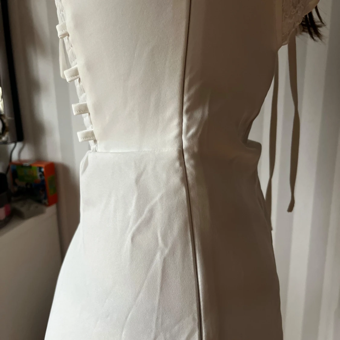 Vit spetsklänning med långa ärmar och knytning - 1