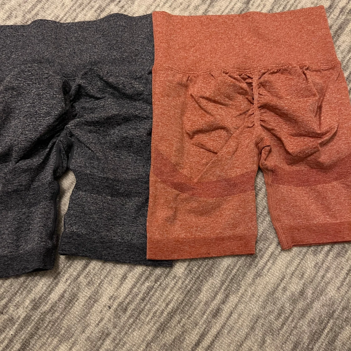 Två par sömlösa träningsshortsi grå och orange  - 1