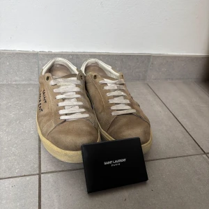Saint Laurent skor - Ett par Saint Laurent skor, använda ett tag men inga defekter. Skosnörena är lite smutsiga men enkelt att tvätta bort om det skulle begäras, annars är skicket 8/10. Saint laurent vykort inkluderas. Om ni undrar något så är det bara att fråga! Pris ej hugget i sten!
