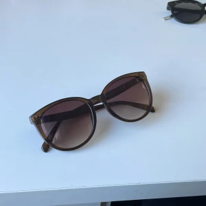 Bruna solglasögon! - Snygga solglasögon och knappt använda💕 vet dock ej tyvärr var de är ifrån💕