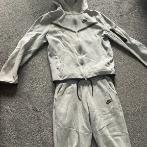 Nike tech  - Nike tech mjukis dress som är i bra skick. Storlek 158-170 eller Xl i barn storlek. Skickas snabbt och skriv om du har någon fråga! 