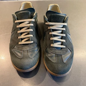 Maison Margiela - Säljer dess mörkgröna margielas. De är i väldigt bra kvalité på utsidan, men som de syns på bilden har de litet hål i hälen. Borde dock inte vara till något problem. Riktigt feta.