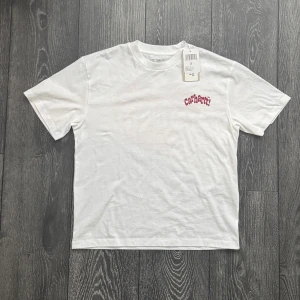 Carhartt WIP Amour T-Shirt - Ny, oanvänd med prislappar kvar. Köptes i Carhartt butiken i Paris! 