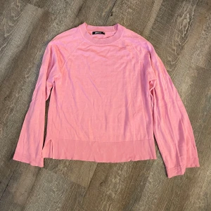 Rosa stickad tröja från Gina Tricot - Säljer en ljusrosa finstickad tröja från Gina Tricot. Storlek xs. Köpt för 300 kr.