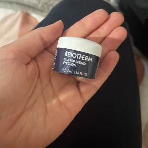Biotherm Blue Pro-Retinol Eye Cream - En liten burk ögonkräm från Biotherm, Blue Pro-Retinol Eye Cream. Kommer i en marinblå och vit förpackning, 5 ml. Perfekt för att återfukta och vårda huden runt ögonen.