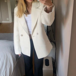Krämvit kappa  - Säljer denna supersnygga kräm vita kappan från h&m. Superfint skick då den endast används fåtal gånger. Nypris 499💕💕I storlek S 