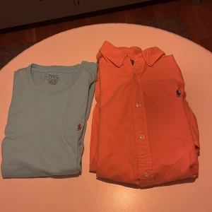 Orange skjorta från Polo Ralph Lauren - Säljer en orange skjorta från Polo Ralph Lauren med klassisk krage och knappar framtill. Skjortan har lång ärm och den ikoniska broderade loggan i blått på bröstet. Perfekt för dig som gillar färg och stil!