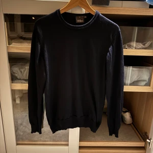 Oscar Jacobson merino ull - Riktigt snygg Oscar Jacobson rundhalsad tröja merinoull, nypris 1400. Priset kan diskuteras vid snabba affärer.