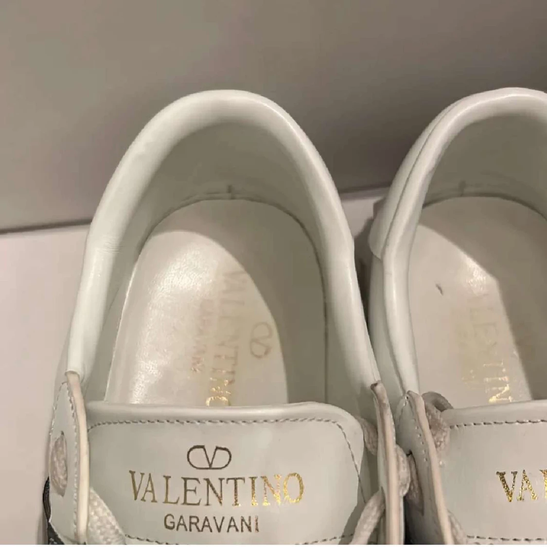 Valentino Garavani vita sneakers med svart detalj - 1