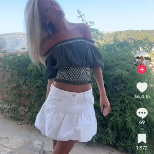 Vit kortkjol med volang - Kollar intresset för denna slutsålda populära kjol från Zara. Säljer inte under 500!💞vid intresse blir de budgivning, så lägg prisförslag🙌🏼💞