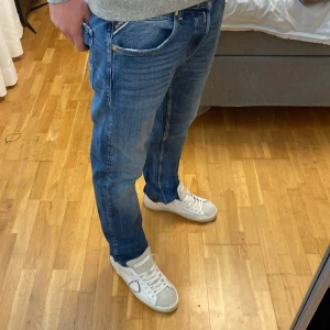 Replay Grover jeans - Tjena säljer dessa blåa replay Grover jeans i modellen straight fit i storlek 34/32. Jeansen är i toppskick och har inga skador eller defekter skicket är 9/10. Jag på bilden är 176 och väger 62kg och de passar mig ganska bra men är lite stora vid midjan. Hör gärna av dig om du har några frågor eller är intresserad!