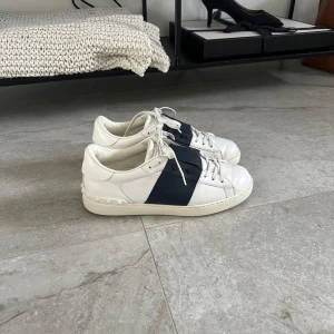 Valentino open - |Säljer nu dessa valentino open i storlek 41,5 som passar 42,5|Skorna är använda men har ett bra helhetsintryck|Vid eventuella frågor är du välkommen att kontakta oss|