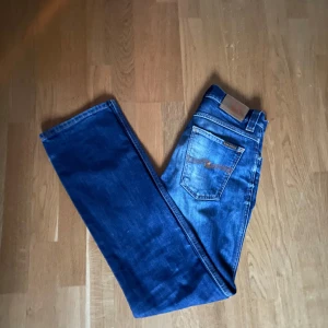 Nudie jeans - Snygga blåa nudie jeans. Vintage så modellen är oklar men rak passform.