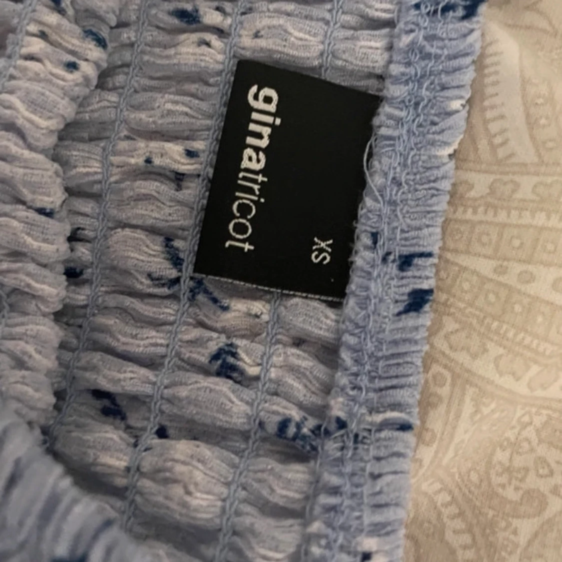 Blå blommig croppad linnetopp från Gina Tricot - 1
