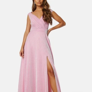 Rosa balklänning - Säljer denna fina balklänning från bubbleroom i storlek L💗 använd en gång så i jättefint skick och inga skavanker💞 nypris 1299 säljer för 400 kr💕