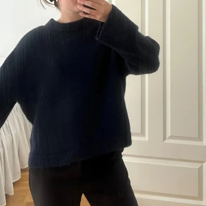 stickad tröja  - Marinblå stickad tröja Gina Tricot. Fint skick, skriv för mer bilder🥰 I storlek XS!