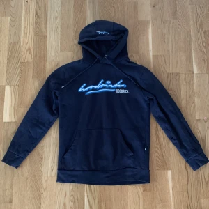 Hoodrich tröja - Jag säljer min hoodrich tröja. Den är helt äkta och är i mycket bra skick. Om ni har funderingar så är det bara att höra av sig.